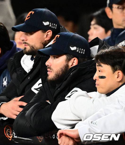 [OSEN=대전, 지형준 기자]&nbsp;9회말 한화 와이스, 폰세, 손아섭이 아쉬운 표정으로 경기를 지켜보고 있다. 2025.10.31 /jpnews@osen.co.kr