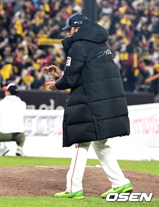 [OSEN=대전, 이대선 기자]&nbsp;경기 종료 후 한화 폰세가 마운드 흙을 가져가고 있다. 2025.10.31 /sunday@osen.co.kr