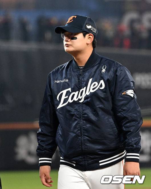 [OSEN=대전, 이대선 기자] 이변은 없었다. 2025시즌 우승팀은 무적 LG 트윈스다.&nbsp;프로야구 LG 트윈스는 31일 대전 한화생명볼파크에서 열린 2025 신한 SOL뱅크 KBO 한국시리즈(7전 4선승제) 한화 이글스와의 5차전에서 4-1로 승리했다.정규시즌 1위 LG는 시리즈 전적 4승 1패로 통합우승 금자탑을 쌓았다. LG의 통합우승은 1990년, 1994년, 2023년에 이은 통산 4번째로, 염경엽 감독은 2023년 부임 후 3년 사이 팀을 두 차례나 정상에&nbsp;올려놓는 위대한 업적을 달성했다. 2023년 1위, 2024년 3위, 2025년 1위로 KBO리그에 트윈스 왕조 시대를 활짝 열었다.&nbsp;반면 2위 한화는 플레이오프를 거쳐 2006년 이후 19년 만에 한국시리즈 무대를 밟았지만, LG의 벽을 넘지 못하며 1999년 이후 26년 만에 통산 두 번째 우승이 무산됐다.&nbsp;경기 종료 후 한화 김서현이 관중석을 향해 인사를 하고 있다. 2025.10.31 /sunday@osen.co.kr