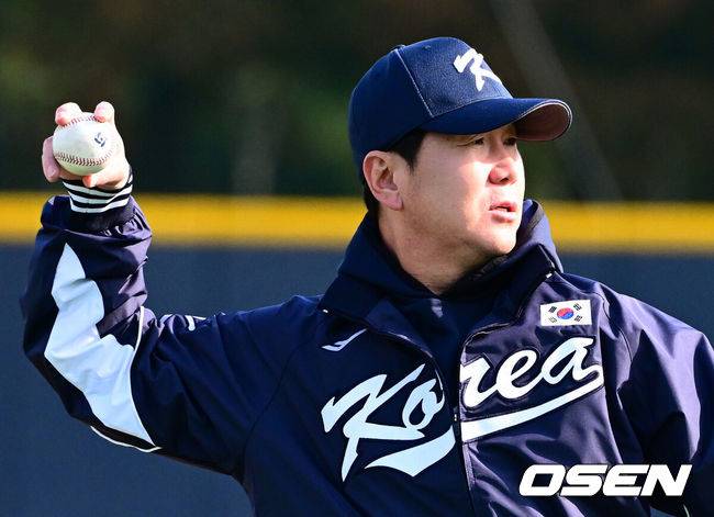 [OSEN=고양, 지형준 기자] 류지현 감독이 이끄는 야구대표팀이 2일 고양국가대표야구훈련장에서 소집, 첫 훈련을 진행했다.대표팀은 2일과 3일 고양국가대표야구훈련장에서 훈련을 진행하며, 4일부터는 서울 고척스카이돔으로 장소를 옮겨 12일&nbsp;출국 전까지 훈련한다.2025 NAVER K-BASEBALL SERIES는 오는&nbsp;8일과 9일&nbsp;고척스카이돔에서 열리는 체코 대표팀과의 2경기로 시작되며&nbsp;15일과 16일 양일에 걸쳐 도쿄돔에서 일본 대표팀과의 2경기가 예정되어 있다.&nbsp;&nbsp;야구대표팀 류지현 감독이 훈련을 돕고 있다. 2025.11.02 /jpnews@osen.co.kr