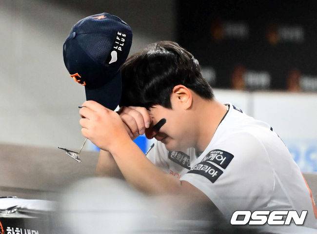 [OSEN=대전, 지형준 기자] 프로야구 한화 이글스가 극적인 역전승으로 반격에 성공했다.&nbsp;한화는 29일 대전 한화생명볼파크에서 열린 2025 신한 SOL뱅크 KBO 한국시리즈 3차전 LG 트윈스와의 경기에서 7-3 역전승을 거뒀다. 1차전과 2차전을 모두 내준 한화는 이날 승리로 시리즈 전적 1승 2패 추격을 시작했다.&nbsp;경기를 마치고 한화 김서현이 더그아웃에서 눈물을 흘리고 있다. 2025.10.29 /jpnews@osen.co.kr