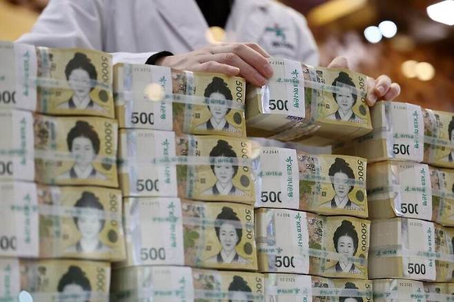 1일 한국은행 경제통계시스템에 따르면, 지난 6월 말 기준 은행의 저축성예금 중 잔액이 10억원을 초과하는 계좌의 총예금 규모는 781조2320억원으로 지난해 말 771조7490억원보다 1.2% 증가했다. 연합뉴스