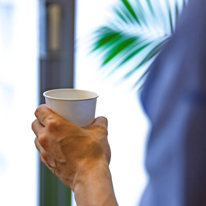 뜨거운 음료가 일회용 종이컵에 담긴 모습. 게티이미지뱅크