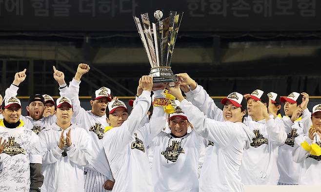 지난 1일 서울 송파구 잠실야구장에서 열린 프로야구 LG트윈스의 2025 한국시리즈 우승 세리머니 팬 감사 행사에서 염경엽(앞줄 왼쪽에서 네 번째) 감독과 주장 박해민(〃 세 번째) 등 선수들이 챔피언 트로피 퍼포먼스를 하고 있다. 뉴스1