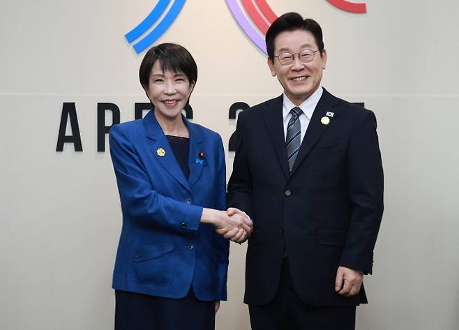 경주에서 만난 한일 정상 - 이재명 대통령과 다카이치 사나에 일본 총리가 30일 경북 경주 APEC 정상회의장에서 정상회담에 앞서 악수하고 있다.  경주 연합뉴스