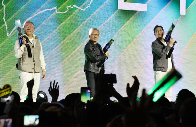 젠슨 황 엔비디아 최고경영자와 이재용 삼성전자 회장, 정의선 현대차그룹 회장이 30일 서울 코엑스에서 열린 엔비디아의 그래픽카드(GPU) '지포스' 출시 25주년 행사 단상에 올라 퍼포먼스를 하고 있다. 연합뉴스