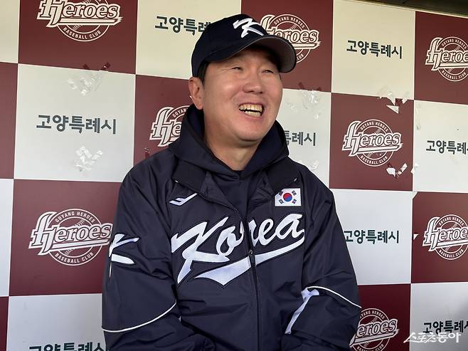 2일 고양국가대표야구훈련장에서 야구국가대표팀이 첫 훈련을 진행했다. 류지현 야구국가대표팀 감독이 2일 고양국가대표야구훈련장에서 진행된 대표팀 공식 훈련에 앞서 취재진과 인터뷰를 하고 있다. 고양｜강산 기자 posterboy@donga.com