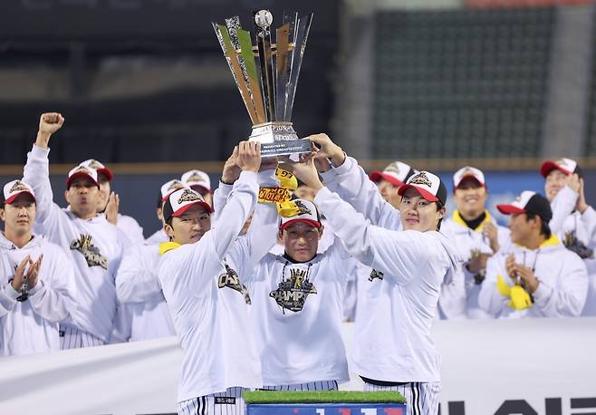 LG 박해민(왼쪽)는 FA 자격을 얻는다. 염경엽 감독(가운데)은 그라운드 안팎에서 영향력을 미치는 베테랑 박해민의 잔류를 원하고 있다.｜뉴시스