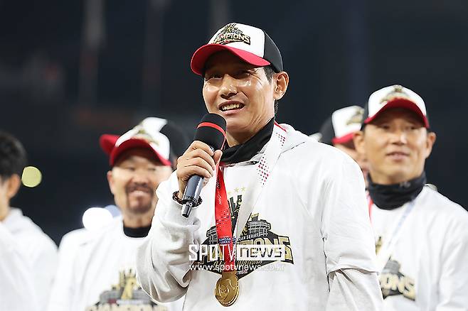 ▲ LG 염경엽 감독은 이미 구단과 큰 틀에서 재계약에 합의했다. 이재원과 한 약속을 지킬 수 있게 됐다. ⓒ곽혜미 기자