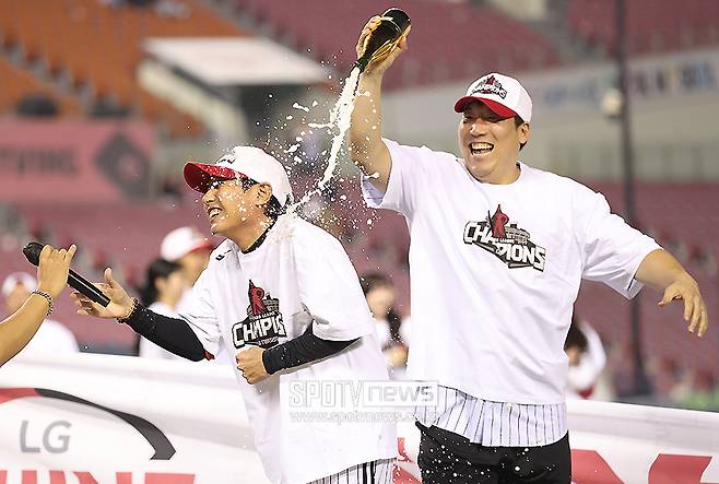 ▲ 염경엽 감독 김현수 ⓒ곽혜미 기자