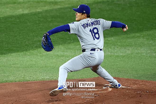 ▲ 6차전에서 96구를 던지고 휴식일 없이 바로 불펜에서 등판해 영웅적인 활약을 한 야마모토 요시노부