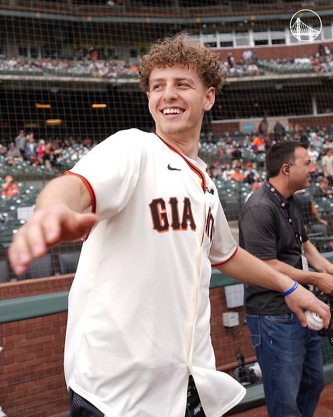 ▲ 골든스테이트 워리어스의 지명을 받고 연고지 샌프란시스코 자이언츠의 시구자로 초청받은 브랜딘 포지엠스키. ⓒ 골든스테이트 워리어스