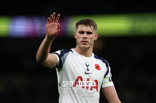 ▲ 토트넘 선수단과 감독의 신뢰가 무너졌다. 축구계에서 감독과 선수단 사이가 틀어지는 것은 종종 있는 일이다. 다만 프랭크 감독은 부임 5개월 만에 선수들에게 무시를 당하는 장면이 나오면서 충격을 주고 있다.