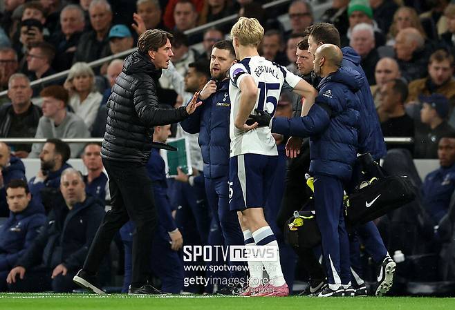 ▲ 토트넘 선수단과 감독의 신뢰가 무너졌다. 축구계에서 감독과 선수단 사이가 틀어지는 것은 종종 있는 일이다. 다만 프랭크 감독은 부임 5개월 만에 선수들에게 무시를 당하는 장면이 나오면서 충격을 주고 있다.