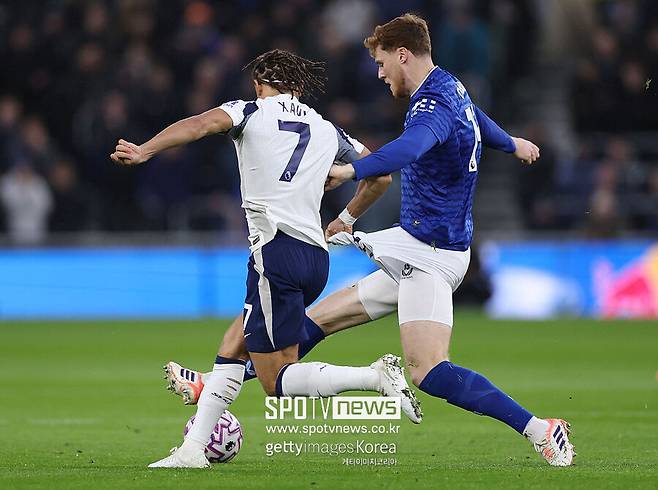 ▲ 손흥민의 등번호를 이어받은 사비 시몬스가 아직까지는 기대에 미치는 활약을 보여주지 못하고 있다. 리그 6경기 동안 데뷔골을 터뜨리지 못하고 있다. 유럽챔피언스리그와 EFL컵까지 합쳐 도합 11경기를 뛰었으나 득점 소식을 전하지 못했다.