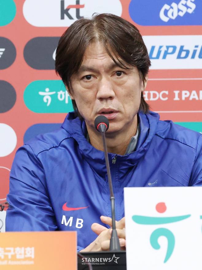 한국 축구대표팀이 9일 브라질과 A매치를 앞두고 서울월드컵경기장에서 최종 훈련에 임했다.  홍명보 감독이 훈련 전 기자회견에서  기자들의 질문에 답하고 있다. /사진=김진경 대기자