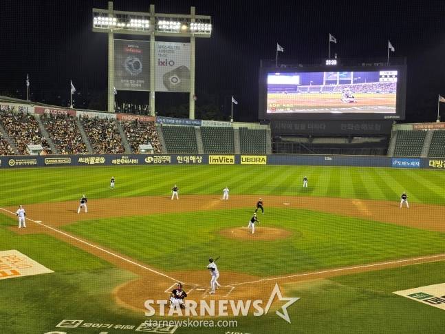 LG 선수단이 1일 서울 잠실야구장에서 열린 2025년 한국시리즈 우승 기념 '한국시리즈 통합우승 IN 잠실' 행사에서 자체 청백전을 가지고 있다. /사진=김동윤 기자