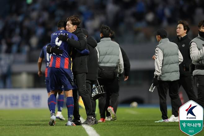 싸박(왼쪽)이 2일 오후 4시 30분 수원종합운동장에서 열린 하나은행 K리그1 35라운드(파이널B 2라운드)에서 선제골을 넣고 김은중 수원FC 감독과 포옹하고 있다. /사진=한국프로축구연맹 제공