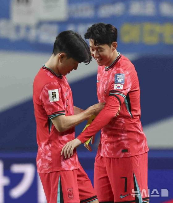 황인범(왼쪽)이 후반 교체투입된 손흥민에게 주장 완장을 전달하고 있다. /사진=뉴시스