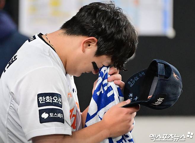 29일 오후 대전 한화생명 볼파크에서 열린 '2025 신한 SOL Bank KBO 한국시리즈' LG 트윈스와 한화 이글스의 3차전 경기, 한화가 8회에만 6점을 뽑아내며 LG에 7:3으로 역전승을 거뒀다.  이날 경기에서 승리한 한화 김서현이 눈물을 흘리고 있다. 엑스포츠뉴스 DB