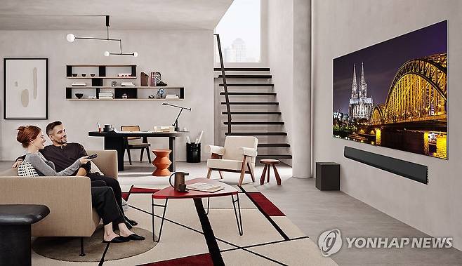 LG전자, 전 세계 OLED TV 12년 연속 1위 위업 (서울=연합뉴스) LG전자의 올레드 TV가 전 세계 OLED TV 시장에서 12년 연속 1위를 달성했다고 18일 밝혔다. 사진은 LG 올레드 에보(G5)가 집 안에 배치된 모습. 2025.2.18 [LG전자 제공. 재판매 및 DB 금지] photo@yna.co.kr