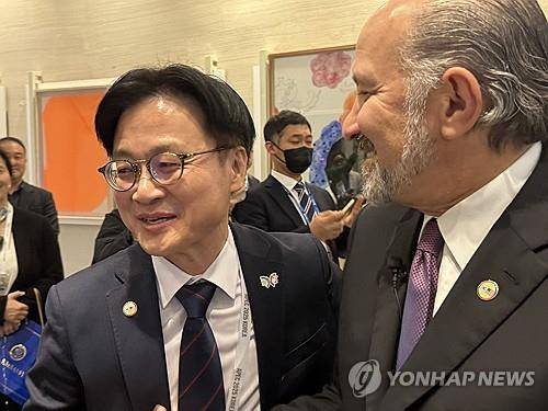 포옹하는 김정관-러트닉 (경주=연합뉴스) 강태우 기자 =하워드 러트닉 미국 상무부 장관과 김정관 산업통상부 장관이 29일 오후 경북 경주 예술의전당에서 열린 한미 비즈니스 라운드 테이블에 참석 직전 포옹하고 있다. 2025.10.29
burning@yna.co.kr
(끝)