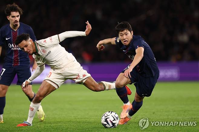 니스와 경기에서 공을 다투는 PSG 이강인(오른쪽). [AFP=연합뉴스]
