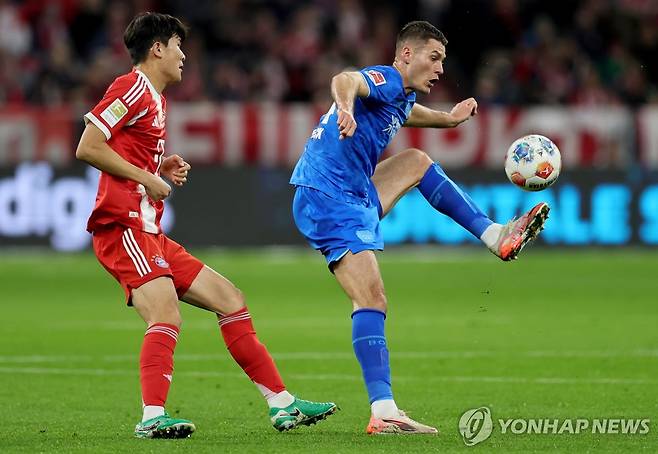 레버쿠젠과 경기에서 수비하는 뮌헨 김민재(왼쪽). [EPA=연합뉴스]