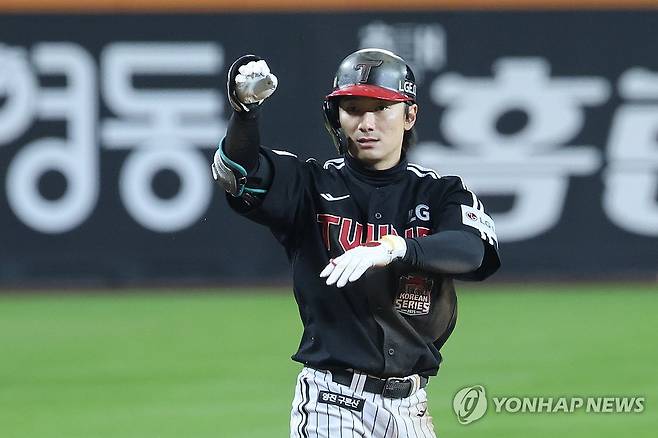 신민재 '동점이야' (대전=연합뉴스) 서대연 기자 = 29일 대전한화생명볼파크에서 열린 2025 프로야구 KBO리그 포스트시즌 한국시리즈 3차전 LG 트윈스와 한화 이글스의 경기.
    3회초 2사 1루 LG 신민재가 1타점 적시타를 친 뒤 3루에서 세리머니를 하고 있다. 신민재는 3루 비디오판독 결과 아웃. 2025.10.29 dwise@yna.co.kr