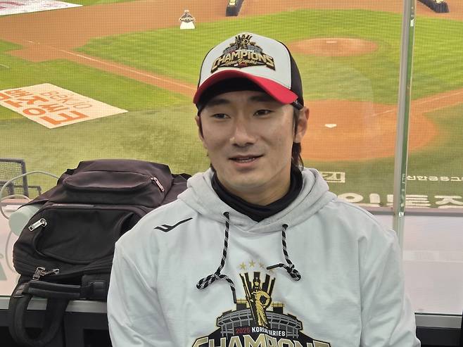 인터뷰하는 LG 신민재 (서울=연합뉴스) 하남직 기자 = '우승 팀 주전 2루수' LG 신민재가 1일 서울시 잠실구장에서 취재진과 인터뷰하고 있다.