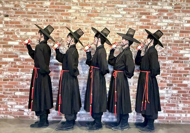 영화 '케이팝 데몬 헌터스' 속 사자보이즈 의상을 입은 사람들 [CGV 제공. 재판매 및 DB 금지]