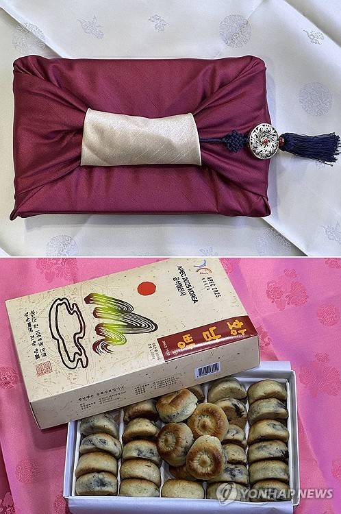 시진핑 중국 국가주석과 대표단에 보낸 황남빵 (경주=연합뉴스) 대통령실은 이재명 대통령이 시진핑 중국 국가주석을 환영한다는 뜻으로 중국 대표단에 경주의 명물인 황남빵을 전달했다고 31일 밝혔다.
    대통령실은 이재명 대통령이 모든 APEC 회원국 대표단에게도 황남빵을 선물할 것을 지시했다고 전했다. 2025.10.31 [대통령실 제공. 재판매 및 DB 금지] photo@yna.co.kr