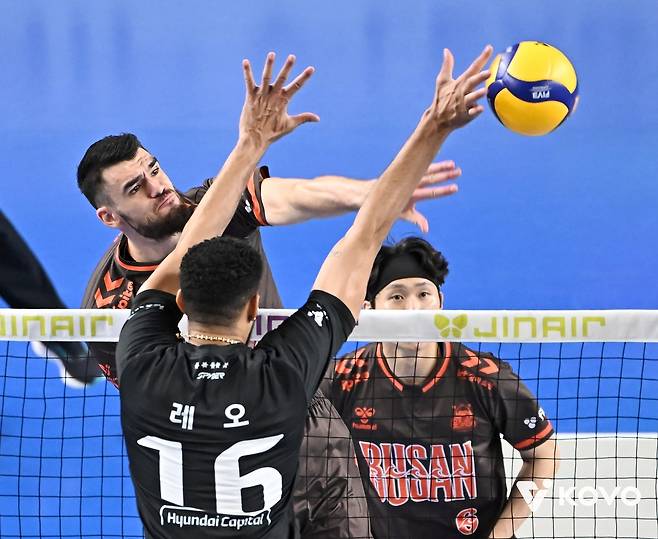 공격하는 디미트로프 (서울=연합뉴스) OK저축은행 외국인 공격수 디미트로프가 2일 천안 유관순체육관에서 열린 프로배구 남자부 방문 경기에서 현대캐피탈의 레오를 앞에 두고 득점하고 있다. [한국배구연맹 제공. 재판매 및 DB 금지]