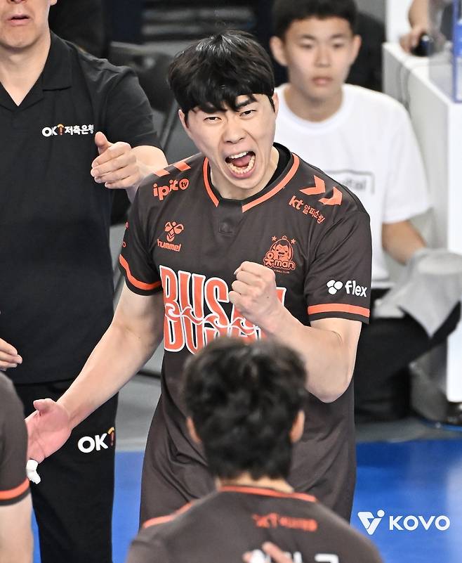 환호하는 전광인 (서울=연합뉴스) OK저축은행 전광인이 2일 천안 유관순체육관에서 열린 프로배구 남자부 방문 경기에서 전 소속팀 현대캐피탈을 상대로 득점한 뒤 기뻐하고 있다. [한국배구연맹 제공. 재판매 및 DB 금지]