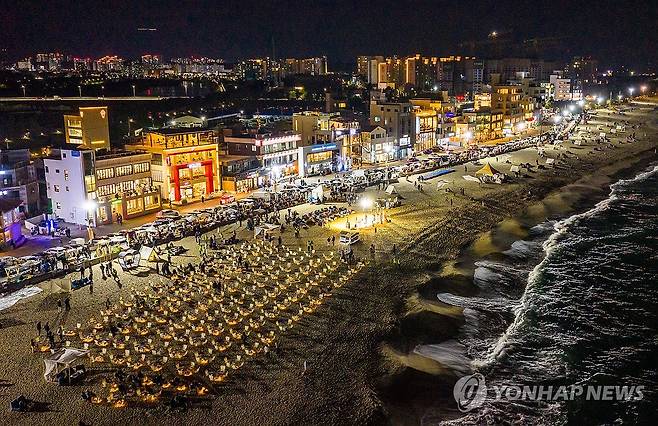 '불멍'하며 즐기는 낭만의 강릉커피축제 (강릉=연합뉴스) 지난 1일 밤 제17회 강릉커피축제가 열리고 있는 커피거리 앞 백사장에서 시민과 관광객들이 '불멍'하며 깊어져 가는 가을밤의 커피축제를 즐기고 있다. 2025.11.2 [강릉시 제공. 재판매 및 DB 금지] yoo21@yna.co.kr