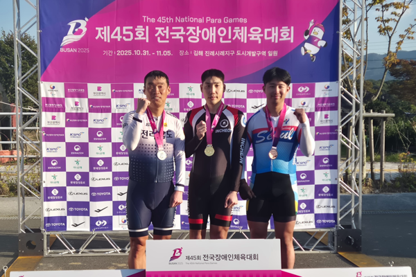 지난 1일 제45회 전국장애인체육대회 사이클 종목 남자 개인도로 55㎞ C2(선수부)에 출전한 염슬찬이 금메달을 목에 걸었다. 2025.11.1 /인천장애인체육회 제공