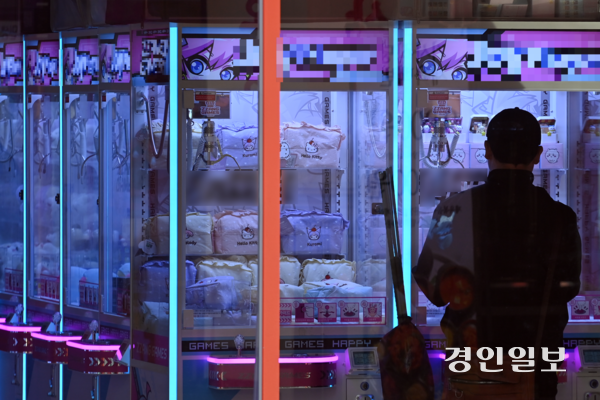 3일 인천시 부평구 부평 문화의 거리에 24시간 무인으로 운영되는 ‘인형뽑기’ 가게들이 영업을 하고 있다. 2025.11.3 /조재현기자 jhc@kyeongin.com