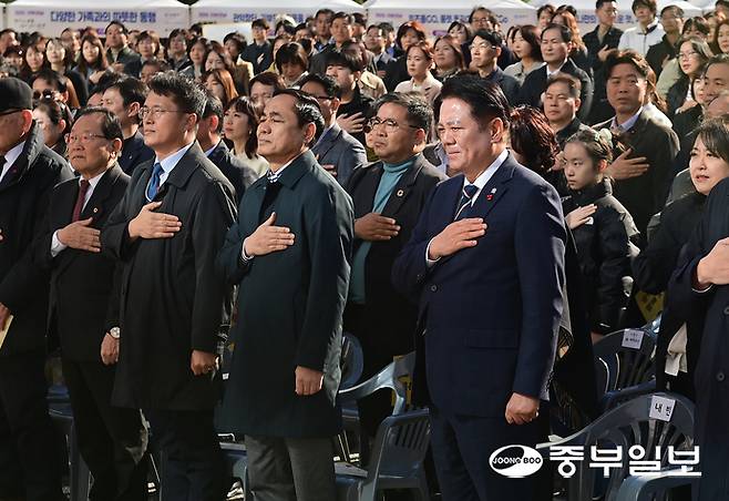 3일 오후 안양시청 앞마당에서 열린 제12회 안양시 기부의날 기념행사에서 최대호 안양시장과 시민들이 국민의례를 하고 있다. 임채운기자