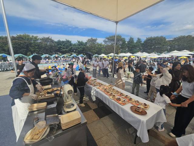지난해 1회 하동별맛축제 모습. 올해는 오는 7일부터 9일까지 하동읍 신기로터리 섬진공원에서 펼쳐진다. 하동군 제공