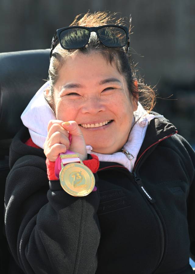 F32 포환던지기 금메달과 곤봉던지기 동메달을 딴 이미경이 메달을 들고 활짝 웃고 있다./김승권 기자/