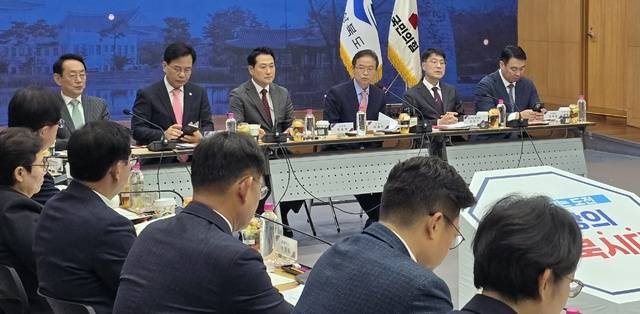 이철우 경북도지사가 3일 오후 경북도청 화백당에서 열린 국민의힘 대구경북 예산정책협의회에서 인사말을 하고 있다. 이 지사는 이날 '포스트 APEC' 사업에 대한 국회 예산 반영 지원을 요청했다. 김진홍 기자