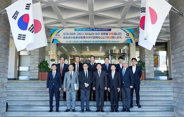 오영훈 제주도지사와 고토다 마사즈미 도쿠시마현 지사가 3일 오전 제주도청 앞에서 기념사진 촬영을 하고 있다.