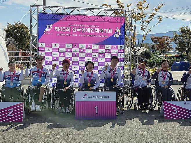 전남선수단이 부산에서 열린 전국장애인체전 사이클 혼성 도로 H팀릴레이 경기에서 1위를 차지했다. 전남도장애인체육회 제공