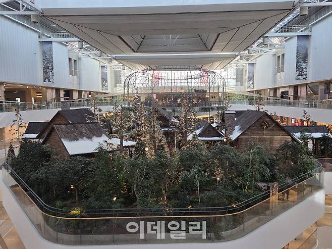 더현대서울 5층 실내 정원 전체가 ‘숲속의 공방’으로 탈바꿈했다. (사진=한전진 기자)