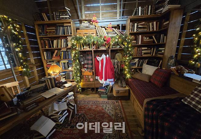산타의 집 내부. 책장과 소품으로 유럽풍의 안락함을 연상시키는 연출이 돋보인다. (사진=한전진 기자)