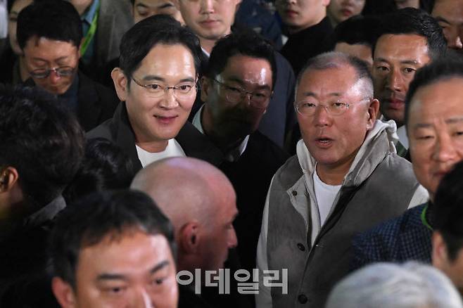 이재용 삼성전자 회장(왼쪽)과 정의선 현대차그룹 회장이 30일 오후 서울 강남구 코엑스광장에서 열린 ‘엔비디아 지포스 게이머 페스티벌’ 주요 파트너 회사 부스에 참석해 자리하고 있다. (사진=김태형 기자)