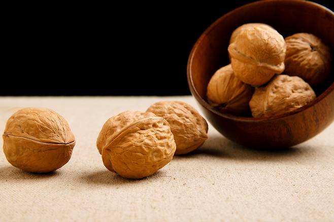 호두에는 비타민B1, B5, B6가 들어있어 몸에 활력을 불어넣고 기억력과 인지 기능을 향상시키며 기분을 북돋우는 작용을 한다. 사진=게티이미지뱅크