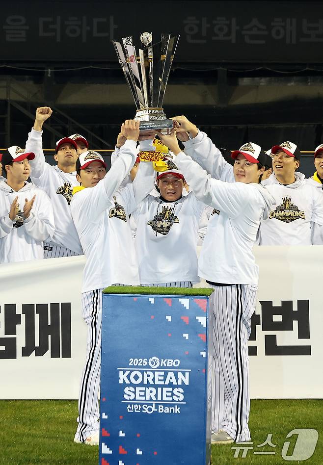 1일 서울 송파구 잠실야구장에서 열린 프로야구 LG트윈스의 2025 한국시리즈 우승 세리머니 팬 감사 행사 '더 리턴 오브 챔피언스'(The Return of Champions)'에서 염경엽 감독, 주장 박해민, MVP 김현수와 선수들이 챔피언 트로피 퍼포먼스를 하고 있다. 2025.11.1/뉴스1 ⓒ News1 이호윤 기자