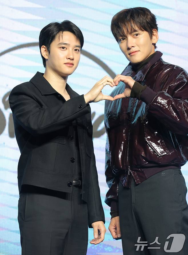 배우 도경수와 지창욱(오른쪽)이 3일 오전 서울 영등포구 콘래드 서울 호텔에서 열린 디즈니+ 오리지널 시리즈 ‘조각도시’(각본 오상호/연출 박신우) 제작발표회에서 포즈를 취하고 있다. ‘조각도시’는 평범한 삶을 살던 태중(지창욱 분)이 어느 날 억울하게 흉악한 범죄에 휘말려 감옥에 가게 되고, 모든 것은 요한(도경수 분)에 의해 계획되었다는 것을 알게 되면서 그를 향한 복수를 실행하는 액션 드라마다. 2025.11.3/뉴스1 ⓒ News1 권현진 기자