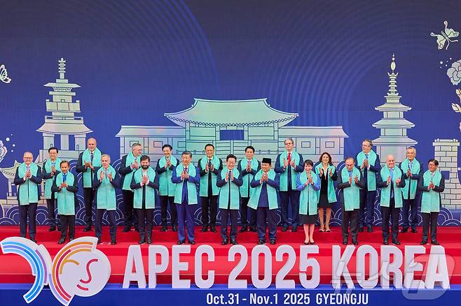 이재명 대통령이 1일 경북 경주시 화백컨벤션센터(HICO)에서 열린 2025 아시아태평양경제협력체(APEC) 정상회의를 마친 후 회원국 정상들과 기념촬영을 하고 있다. (대통령실 제공. 재판매 및 DB 금지) 2025.11.1/뉴스1 ⓒ News1 이재명 기자
